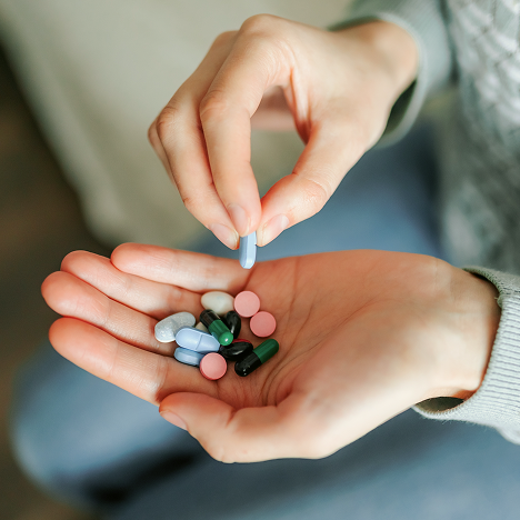 Витамины и капсулы в руках